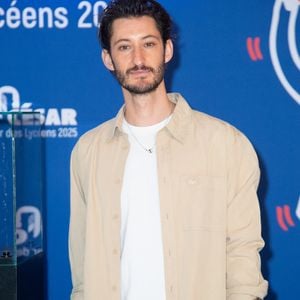 Agée de 44 ans, la soeur de Pierre Niney, Lucie, gagnerait en qualité d'architecte associé d'une agence, entre 1000 et 1300 euros par jour...

Pierre Niney lors de la cérémonie "Le Comte De Monte-Christo" César Des Lycéens 2025 à l'Université de La Sorbonne à Paris, France, le 26 mars 2025. Photo par Aurore Marechal/Abaca