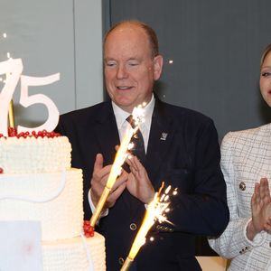 Le petit chien est aussi l’ambassadeur des engagements de Charlene, présidente de la SPA de Monaco, très impliquée dans la lutte contre l’abandon.

Le prince Albert II de Monaco (Le prince Albert II de Monaco) et la princesse Charlène de Monaco (La princesse Charlène de Monaco) assistent au 75e anniversaire de l'Amicale des aines monégasques à l'hôtel Méridien de Monte-Carlo, Monaco, le 6 décembre 2025. © Jean-Charles Vinaj/Pool/Bestimage