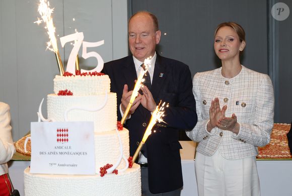 Le petit chien est aussi l’ambassadeur des engagements de Charlene, présidente de la SPA de Monaco, très impliquée dans la lutte contre l’abandon.

Le prince Albert II de Monaco (Le prince Albert II de Monaco) et la princesse Charlène de Monaco (La princesse Charlène de Monaco) assistent au 75e anniversaire de l'Amicale des aines monégasques à l'hôtel Méridien de Monte-Carlo, Monaco, le 6 décembre 2025. © Jean-Charles Vinaj/Pool/Bestimage
