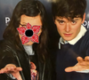 Abbie a pu prendre la pose avec l’acteur Noah Schnapp, l’interprète de Will Byers, devant les yeux émerveillés de sa mère, qui salue l’organisation de l’événement : "People Convention, vous avez tué le game". 

Faustine Bollaert avec ses enfants Abbie et Peter à la People Convention pour rencontrer les stars de "Stranger Things" à au Parc des expositions de Villepinte à Paris le dimanche 29 mars 2026.