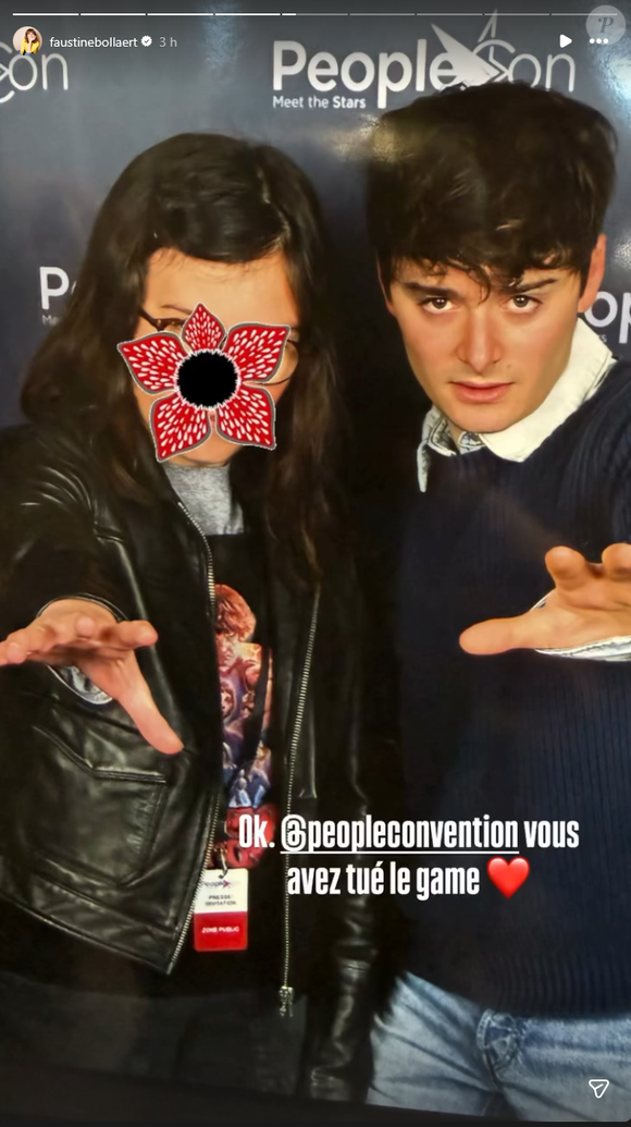 Abbie a pu prendre la pose avec l’acteur Noah Schnapp, l’interprète de Will Byers, devant les yeux émerveillés de sa mère, qui salue l’organisation de l’événement : "People Convention, vous avez tué le game". 

Faustine Bollaert avec ses enfants Abbie et Peter à la People Convention pour rencontrer les stars de "Stranger Things" à au Parc des expositions de Villepinte à Paris le dimanche 29 mars 2026.