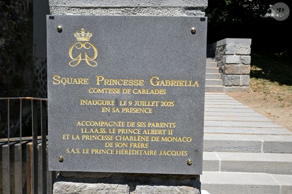 Une pièce de deux euros commémorative, dédiée au comté de Carladès, sera également mise en circulation dès le 10 juillet par la Principauté de Monaco.

Le prince Albert II de Monaco, la princesse Charlène de Monaco, le prince Jacques de Monaco, marquis des Baux, et la princesse Gabriella de Monaco, comtesse de Carladès, ont été accueillis à Vic-sur-Cère, dans le Cantal, en France, le 9 juillet 2025. © Bruno Bebert/Bestimage