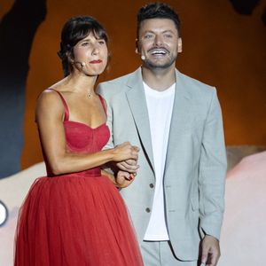 Mais aussi sur l'humoriste Marie S'infiltre. 

Marie S’inflitre, Kev Adams - Enregistrement de l'émission "L'humour à la plage" pour la 2eme édition du festival de Juan les Pins à la pinède Gould le 27 juin 2025. © Bruno Bebert / Bestimage