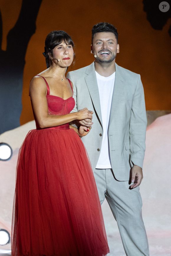 Mais aussi sur l'humoriste Marie S'infiltre. 

Marie S’inflitre, Kev Adams - Enregistrement de l'émission "L'humour à la plage" pour la 2eme édition du festival de Juan les Pins à la pinède Gould le 27 juin 2025. © Bruno Bebert / Bestimage