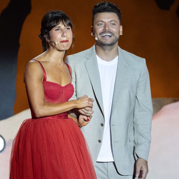 Mais aussi sur l'humoriste Marie S'infiltre. 

Marie S’inflitre, Kev Adams - Enregistrement de l'émission "L'humour à la plage" pour la 2eme édition du festival de Juan les Pins à la pinède Gould le 27 juin 2025. © Bruno Bebert / Bestimage