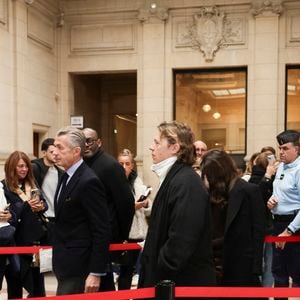 Carla Bruni-Sarkozy, Jean et Pierre Sarkozy et François Sarkozy quittent la Cour d'appel de Paris après que le parquet a demandé la libération sous contrôle judiciaire de Nicolas Sarkozy, qui est en prison depuis 20 jours suite à sa condamnation dans l'affaire du financement libyen de sa campagne présidentielle de 2007, Paris le 10 novembre 2025. © Jack Tribeca/Bestimage