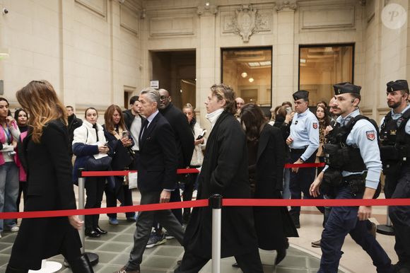 Carla Bruni-Sarkozy, Jean et Pierre Sarkozy et François Sarkozy quittent la Cour d'appel de Paris après que le parquet a demandé la libération sous contrôle judiciaire de Nicolas Sarkozy, qui est en prison depuis 20 jours suite à sa condamnation dans l'affaire du financement libyen de sa campagne présidentielle de 2007, Paris le 10 novembre 2025. © Jack Tribeca/Bestimage