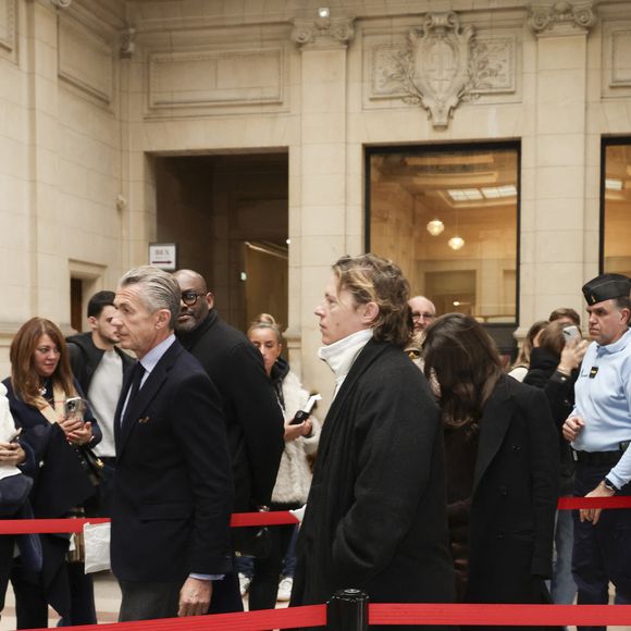 Carla Bruni-Sarkozy, Jean et Pierre Sarkozy et François Sarkozy quittent la Cour d'appel de Paris après que le parquet a demandé la libération sous contrôle judiciaire de Nicolas Sarkozy, qui est en prison depuis 20 jours suite à sa condamnation dans l'affaire du financement libyen de sa campagne présidentielle de 2007, Paris le 10 novembre 2025. © Jack Tribeca/Bestimage