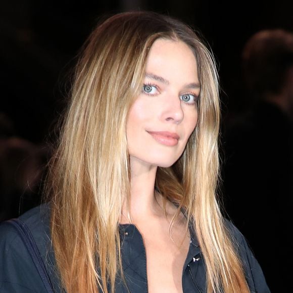 Venue tout droit d’Hollywood, Margot Robbie a illuminé le photocall. Un véritable sans faute, une fois de plus

Margot Robbie - Célébrités au Défilé Chanel, Collections Prêt-à-porter Printemps / Eté 2026, dans le cadre de la Fashion Week de Paris. Au Grand Palais à Paris, France, le 06 Octobre 2025. 

© Bertrand Rindoff / Bestimage