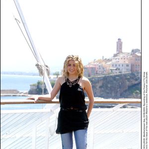 © Jean-Jacques Datchary/ABACA. 45948-33. EXCLUSIF. Mer Méditerranée, 22/05/2003. Enregistrement de l'émission de France 2 consacrée au chanteur Jacques Dutronc à l'occasion de la sortie de son nouvel album Madame L'existence. Sur la photo : Julie Zenatti.