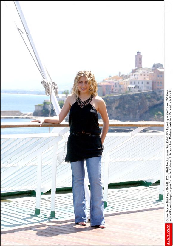 © Jean-Jacques Datchary/ABACA. 45948-33. EXCLUSIF. Mer Méditerranée, 22/05/2003. Enregistrement de l'émission de France 2 consacrée au chanteur Jacques Dutronc à l'occasion de la sortie de son nouvel album Madame L'existence. Sur la photo : Julie Zenatti.