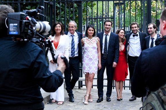 Certains estiment que les Kretz sont "des privilégiés", "nés avec une cuillère en argent dans la bouche".

La famille Kretz : "L'Agence" sur TMC  : Sandrine et Olivier Kretz, Valentin et sa femme Charina Sarte, Martin et sa femme Eve von Romberg et Louis - Soirée de gala des 50 ans de la Fondation Claude Pompidou à l'Hôtel Marcel Dassault à Paris le 12 avril 2022.
Rachid Bellak / LMS / Bestimage