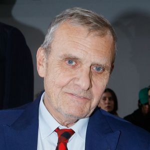 Dans les colonnes de "Gala", il confie : "J'ai eu mes deux fils à 31 et 34 ans. Et puis la petite dernière à 70 ans. J'ai appréhendé la paternité à ces différentes époques".

Jean-Charles de Castelbajac au défilé Maitrepierre "Collection Femme Prêt-à-porter Printemps/Eté 2023" lors de la Fashion Week de Paris.

Photo :  Veeren / Clovis / Bestimage