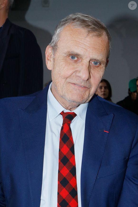 Dans les colonnes de "Gala", il confie : "J'ai eu mes deux fils à 31 et 34 ans. Et puis la petite dernière à 70 ans. J'ai appréhendé la paternité à ces différentes époques".

Jean-Charles de Castelbajac au défilé Maitrepierre "Collection Femme Prêt-à-porter Printemps/Eté 2023" lors de la Fashion Week de Paris.

Photo :  Veeren / Clovis / Bestimage