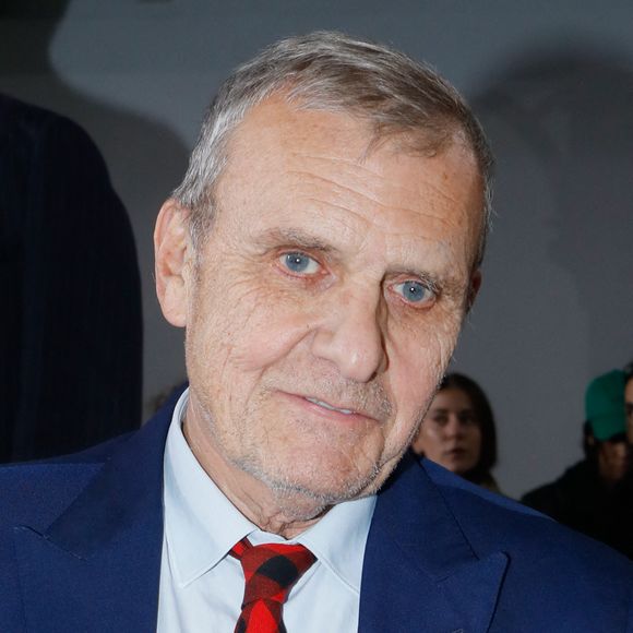 Dans les colonnes de "Gala", il confie : "J'ai eu mes deux fils à 31 et 34 ans. Et puis la petite dernière à 70 ans. J'ai appréhendé la paternité à ces différentes époques".

Jean-Charles de Castelbajac au défilé Maitrepierre "Collection Femme Prêt-à-porter Printemps/Eté 2023" lors de la Fashion Week de Paris.

Photo :  Veeren / Clovis / Bestimage