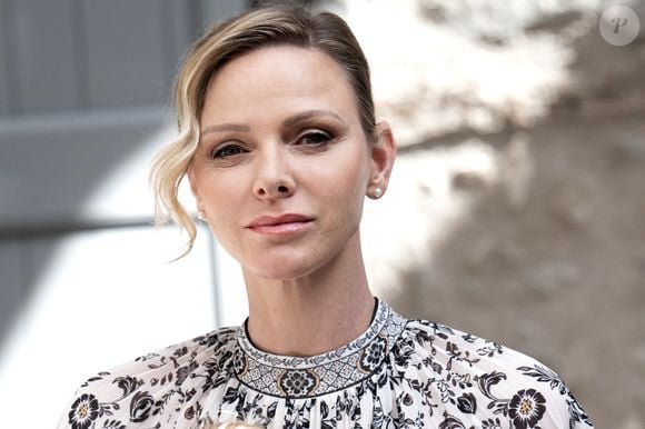 Le prince Albert II de Monaco, la princesse Charlène de Monaco, le prince Jacques de Monaco, marquis des Baux, et la princesse Gabriella de Monaco, comtesse de Carladès, ont été accueillis à Mur-de-Barrez en aveyron par M. Pierre Ignace, le maire de la commune et membre de la délégation officielle française lors de la récente visite d’État à Monaco. © NivierePool/Bestimage