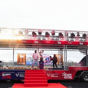 Cet incident a marqué un moment inattendu du Prix d’Amérique.

Show de de Gims lors du 105ème Prix d'Amérique à l'Hippodrome de Vincennes le 25 janvier 2026. © Lionel Urman/Bestimage