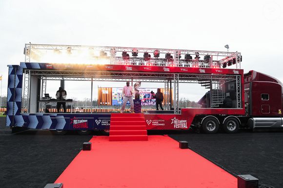 Cet incident a marqué un moment inattendu du Prix d’Amérique.

Show de de Gims lors du 105ème Prix d'Amérique à l'Hippodrome de Vincennes le 25 janvier 2026. © Lionel Urman/Bestimage