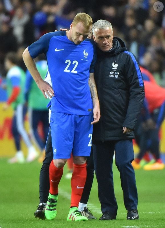 Un ancien international français vendeur chez Intersport

Jérémy Mathieu et Didier Deschamps lors du match international amical de football, France vs Russie au Stade de France à Saint-Denis, banlieue de Paris, France. Photo by Christian Liewig/ABACAPRESS.COM