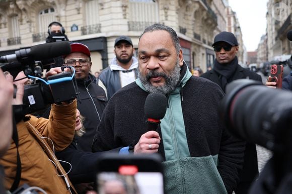 Dieudonné a eu l'autorisation du juge de s'y rendre malgré la peine sous bracelet électronique qu'il purge
Dieudonné M'Bala M'Bala - Arrivées à l'hommage à Jean-Marie Le Pen en l’église Notre-Dame du Val-de-Grâce à Paris le 16 janvier 2025.

© Cyril Moreau / Bestimage