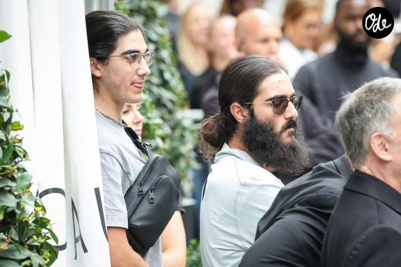 Ses jumeaux Nelson et Eddy ont fêté leurs 16 ans.

Nelson Angelil et Eddy Angelil, les fils de C.Dion - Céline Dion acclamée par ses fans à son arrivée au palace Royal Monceau à Paris, le 28 août 2026.
CYRIL MOREAU / BESTIMAGE