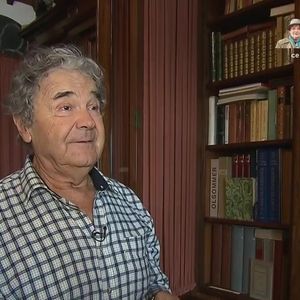 Pierre Perret dans sa maison de Nangis, en Seine-et-Marne, son havre de paix avec piscine. Les images ont été diffusés dans "Vivement dimanche" sur France 3 le 16 novembre 2025.