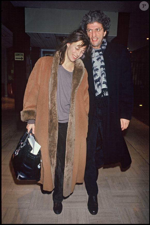 Porté par Jane Birkin pendant dix ans, ce prototype se distingue par ses détails originaux, comme une bandoulière cousue d’un seul tenant et un petit coupe-ongles suspendu. 

Jane Birkin et Elie Chouraqui. Photo par BERTRAND RINDOFF PETROFF / BESTIMAGE