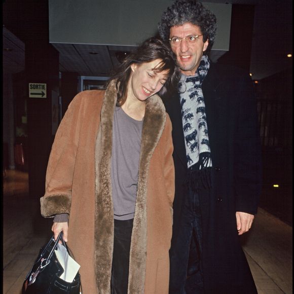 Porté par Jane Birkin pendant dix ans, ce prototype se distingue par ses détails originaux, comme une bandoulière cousue d’un seul tenant et un petit coupe-ongles suspendu. 

Jane Birkin et Elie Chouraqui. Photo par BERTRAND RINDOFF PETROFF / BESTIMAGE