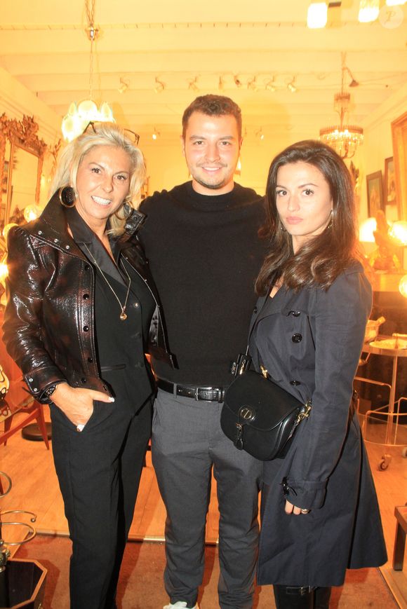 Exclusif - Caroline Margeridon et ses enfants, son fils Alexandre et sa fille Victoire lors de la Fête des puces de Saint Ouen au Marché Biron le 26 septembre 2024.

© Baldini / Bestimage