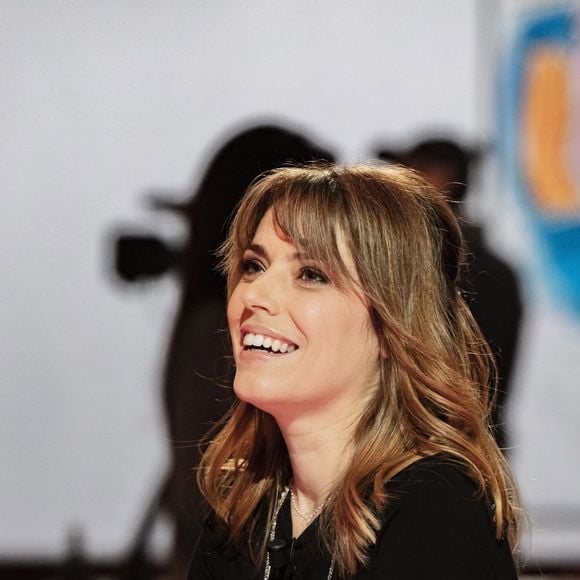 Une phrase choc de sa voisine agit comme un déclic et la pousse à quitter cette relation dangereuse.

Emma Daumas - Enregistrement de l'émission "On Est En Direct" (OEED), présentée par L. Ruquier et diffusée en direct le 13 Février 2021 sur France 2 - Paris le 13/02/2021 - © Jack Tribeca / Bestimage