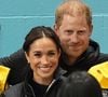 Le duc et la duchesse de Sussex posent avec des fans pour une photo après le curling en fauteuil roulant au Hillcrest Recreation Centre pendant les Jeux Invictus 2025 à Vancouver, Canada, le dimanche 9 février 2025. Photo by Aaron Chown/PA Wire/ABACAPRESS.COM