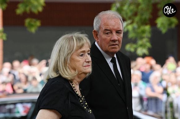 Ce lundi 17 août, une messe funéraire réservée à sa famille et à ses proches a été célébrée à la cathédrale St Mary de Swansea.

Robert Sullivan, le mari de Bonnie Tyler, lors des funérailles de la chanteuse à la cathédrale St Mary de Swansea, au Pays de Galles, le 17 août 2026.

© Backgrid UK/ Bestimage