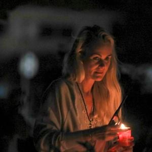 Exclusif - Arrivée samedi 16 février 2019 à Saint-Barthélemy pour les vacances scolaires des filles, Laeticia Hallyday est venue se recueillir sur la tombe de Johnny avec ses filles Jade et Joy, sa mère Françoise Thibaut et Jean Reno avec sa femme Zofia Borucka au cimetière marin de Lorient à Saint-Barthélemy. (Pour infos voir vendeur)