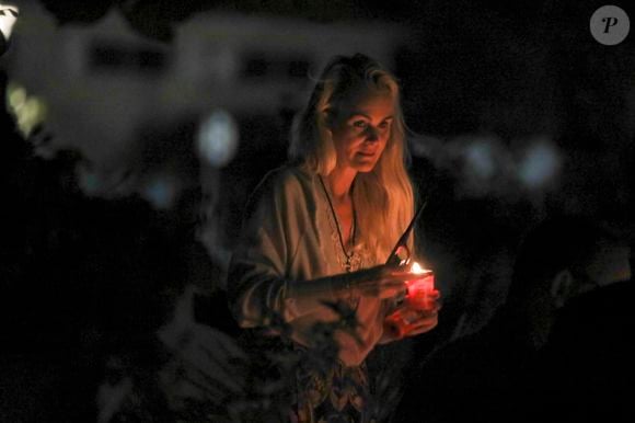 Exclusif - Arrivée samedi 16 février 2019 à Saint-Barthélemy pour les vacances scolaires des filles, Laeticia Hallyday est venue se recueillir sur la tombe de Johnny avec ses filles Jade et Joy, sa mère Françoise Thibaut et Jean Reno avec sa femme Zofia Borucka au cimetière marin de Lorient à Saint-Barthélemy. (Pour infos voir vendeur)