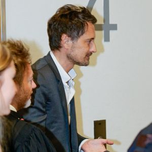 A noter que le procureur a requis six mois d’emprisonnement assortis du sursis simple, ainsi que 10 000 euros d’amende à l’encontre de Vincent Cerutti.

Exclusif - Vincent Cerutti et son avocat Antoine Vey - Procès de l'ex-animateur, V.Cerutti, pour atteinte sexuelle, pour avoir mordu, à deux reprises, les fesses de sa collaboratrice chez Chérie FM en 2015, Caroline Barel, au tribunal correctionnel de Paris, France, le 9 décembre 2025. © Julien Sarkissian/Bestimage