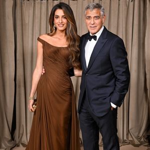 George Clooney et sa femme Amal Clooney assistent au spectacle The Albies de la Fondation Clooney pour la Justice au Musée d'Histoire Naturelle de Londres, Angleterre. © Backgrid UK/ Bestimage