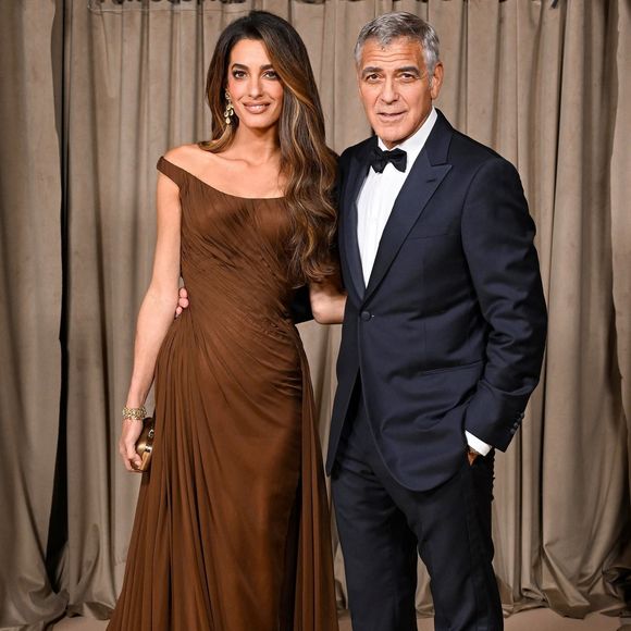 George Clooney et sa femme Amal Clooney assistent au spectacle The Albies de la Fondation Clooney pour la Justice au Musée d'Histoire Naturelle de Londres, Angleterre. © Backgrid UK/ Bestimage