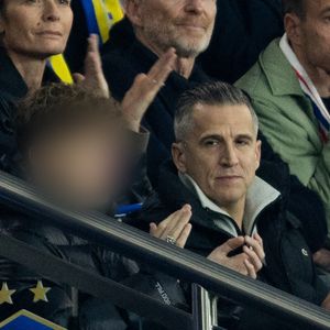 Il profite actuellement de vacances bien méritées à la montagne.

Guillaume Canet et ses enfants Marcel et Louise dans les tribunes du match de qualification de la Coupe du monde 2026 entre la France contre l'Ukraine (4-0) au Parc des Princes à Paris le 13 novembre 2025. © Cyril moreau/Bestimage