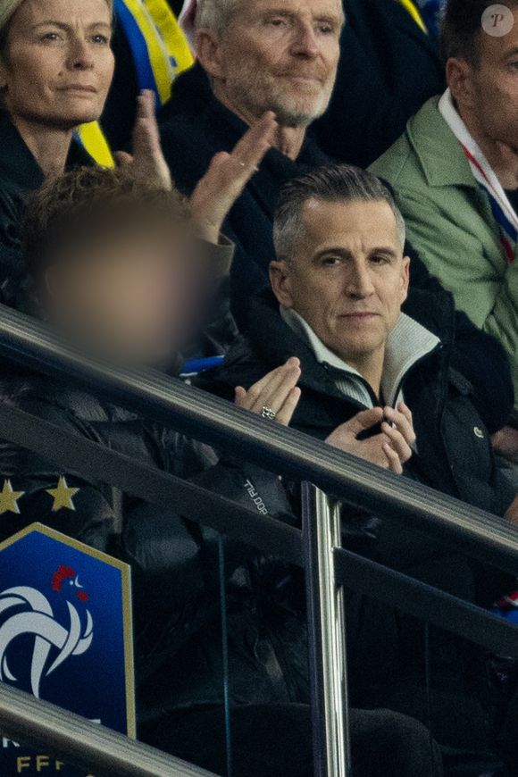 Il profite actuellement de vacances bien méritées à la montagne.

Guillaume Canet et ses enfants Marcel et Louise dans les tribunes du match de qualification de la Coupe du monde 2026 entre la France contre l'Ukraine (4-0) au Parc des Princes à Paris le 13 novembre 2025. © Cyril moreau/Bestimage