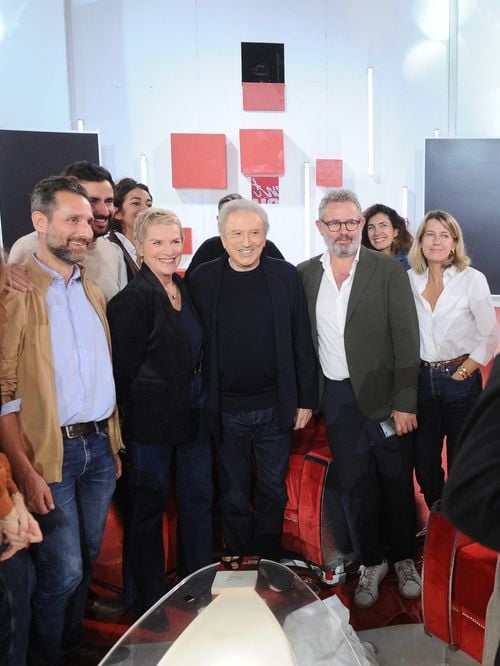 Vivement dimanche : Elise Lucet sort son équipe de l'ombre sous les projecteurs de Michel Drucker