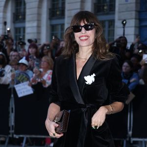 Lou Doillon arrive au défilé Tom Ford Collection Femme Prêt-à-Porter Printemps/Eté 2026 lors de la Fashion Week de Paris (PFW) a Paris, France, le 1er octobre 2025. © Denis Guignebourg/Bestimage