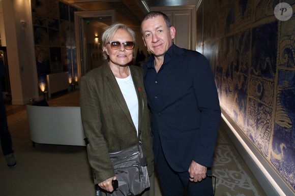 En effet, l'humoriste se tenait déjà sur une canne lorsque Line Renaud a fait don de ses archives aux Archives Nationales dans les locaux du Ministère de la Culture le 12 mai 2025

Muriel Robin et Dany Boon - Line Renaud fait don de ses archives aux Archives Nationales au Ministère de la Culture, Paris le 12 Mai 2025. © Bertrand Rindoff / Bestimage
