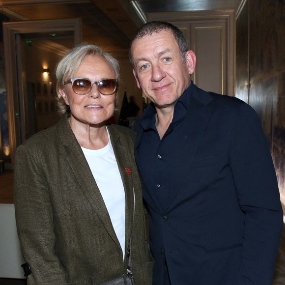 En effet, l'humoriste se tenait déjà sur une canne lorsque Line Renaud a fait don de ses archives aux Archives Nationales dans les locaux du Ministère de la Culture le 12 mai 2025

Muriel Robin et Dany Boon - Line Renaud fait don de ses archives aux Archives Nationales au Ministère de la Culture, Paris le 12 Mai 2025. © Bertrand Rindoff / Bestimage