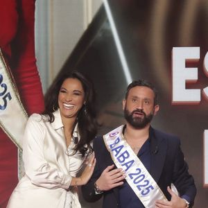 Exclusif - Cindy Fabre, directrice du concours national Miss France, Cyril Hanouna sur le plateau de l'émission "Touche pas à mon poste" (TPMP) diffusée en direct sur C8 le 17 décembre 2024.

© Jack Tribeca / Bestimage