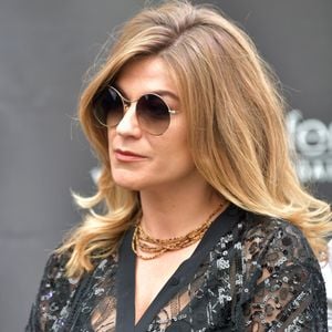 Melody Gardot, l'auteure-compositrice interprète et musicienne américaine, a reçu le Trophée Ferret, un pendentif en or, créé par le sculpteur niçois Stéphane Cipre et la bijouterie Ferret, durant le Nice Jazz Festival 2022 à Nice. Le 18 juillet 2022. 
© Bruno Bebert / Bestimage