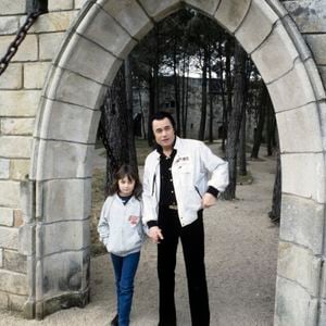 Alain Barrière a marqué l'histoire de la chanson française dans les années 1960 et 1970 avec plus de 50 millions de disques vendus.
Archives - En France, à Carnac, rendez-vous avec Alain Barrière et sa fille Guenaëlle dans la propriété de son château baptisé Stirwen.
© Jean Lenoir via Bestimage