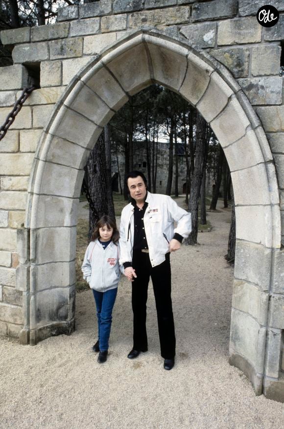 Alain Barrière a marqué l'histoire de la chanson française dans les années 1960 et 1970 avec plus de 50 millions de disques vendus.

Archives - En France, à Carnac, rendez-vous avec Alain Barrière et sa fille Guenaëlle dans la propriété de son château baptisé Stirwen. 

© Jean Lenoir via Bestimage