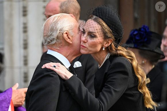 La présence de Kate Middleton était précieuse pour le roi Charles III.

La famille royale durant les obsèques de la duchesse de Kent dans la cathédrale de Westminster à Londres le 16 septembre 2025. © Backgrid UK/ Bestimage