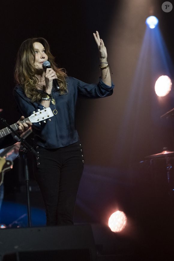 Les deux femmes étaient amies depuis leurs 18 ans.

Carla Bruni - Scène du Gala de la Fondation Recherche Alzheimer placée sous le signe de l’émotion et du partage avec un concert unique sur le thème "2 générations chantent pour la 3ème" à l’Olympia à Paris le 17 mars 2025. © Olivier Borde - Bertrand Rindoff/Bestimage