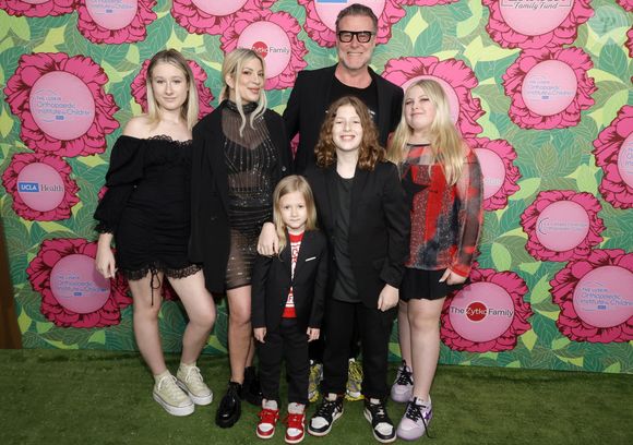 L'actrice américaine était accompagnée de quatre de ses enfants (sur cinq) et trois de leurs amis.

Tori Spelling, Dean McDermott, Stella McDermott,Finn McDermott, Hattie McDermott, Liam McDermott, Beau McDermott au photocall du gala caritatif "Stands for Kids" au profit du "Luskin Orthopaedic Institute for Children" à Los Angeles, le 11 juin 2023. 

Photo : Agence / Bestimage